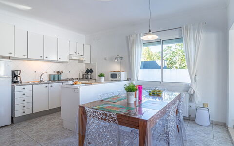 Montgri: Propriété, Pièce, Meubles, Cuisine, Design Intérieur, Bâtiment, Comptoir, Maison, Immobilier, Sol