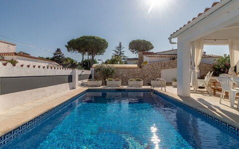 Montgri: Piscine, Propriété, L'Eau, Bâtiment, Maison, Immobilier, Domicile, Vacances, Recours, Biens