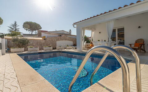 Montgri: Piscine, Propriété, L'Eau, Maison, Immobilier, Domicile, Loisir, Bâtiment, Vacances, Zone Résidentielle