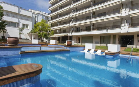 Punta Garbí: L'Eau, Bâtiment, Propriété, Plante, Piscine, Fenêtre, Bleu Azur, Ombre, Architecture, Mobilier De Jardin