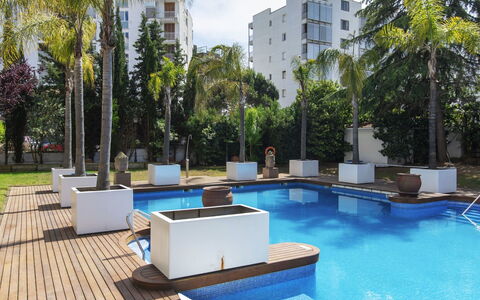 Punta Garbí: L'Eau, Plante, Bâtiment, Propriété, Nuage, Piscine, Ciel, Bleu Azur, Mobilier De Jardin, Arbre