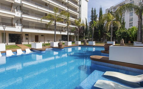 Punta Garbí: Bâtiment, L'Eau, Plante, Piscine, Ciel, Bleu Azur, Ombre, Design Intérieur, Mobilier De Jardin, Arbre
