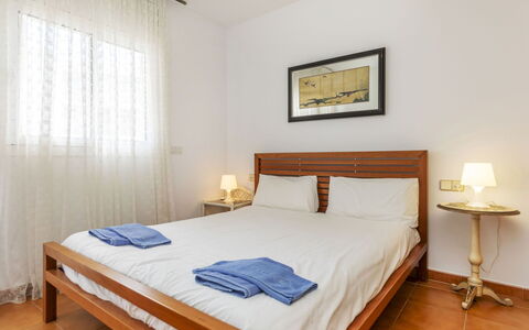 Punta Garbí: Lit, Meubles, Chambre, Sol, Sol, Design Intérieur, Literie, Drap De Lit, Bois, Parquet
