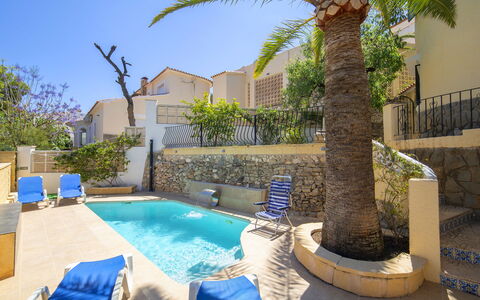 Villa Sol: L'Eau, Ciel, Plante, Propriété, Bâtiment, Bleu, Bleu Azur, Piscine, Arbre, Mobilier De Jardin