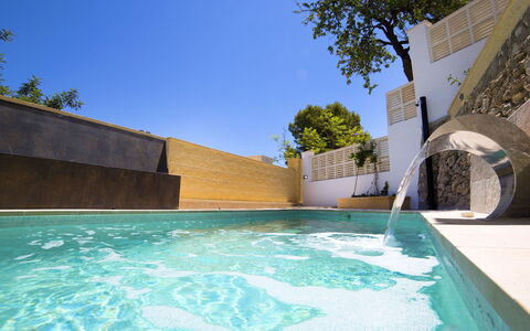Villa Sol: L'Eau, Ciel, Bâtiment, Plante, Bleu Azur, Ombre, Arbre, Piscine, Design Intérieur, Herbe