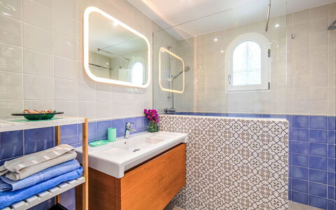 Villa Sol: Bleu, Mur, Sol, Luminaire Plomberie, Design Intérieur, Salle De Bains, Sol, Tuile, Robinet, Armoire De Toilette