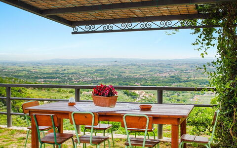 Podere Santa Lucia: Propriété, Maison, Pièce, Table, Bâtiment, Chalet, Vacances, Meubles, Immobilier, Zone Rurale