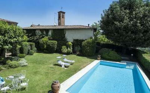 Villa Montalcinello In Siena, Private Pool: Plante, L'Eau, Propriété, Ciel, Arbre, Chaise, Herbe, Bâtiment, Piscine, Loisir