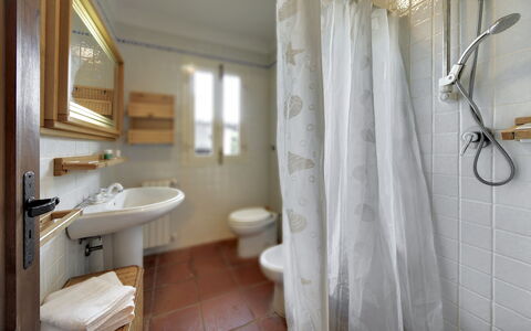 Villa Palma: Salle De Bains, Pièce, Propriété, Rideau, Design Intérieur, Sol, Mur, Bâtiment, Traitement De Fenetre, Luminaire Plomberie