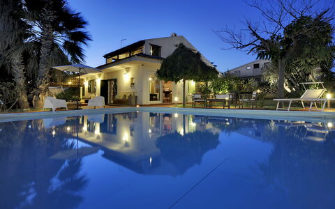 Villa Palma: Piscine, Propriété, Domicile, Maison, Biens, Immobilier, Éclairage, Bâtiment, Recours, Ciel