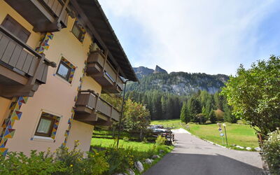 Canazei 540: Ciel, Plante, Nuage, Propriété, Bâtiment, Fenêtre, Montagne, Arbre, Asphalte, Surface De La Route