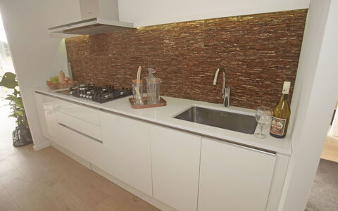 Ravenbosch+ 5P: Marron, Robinet, Comptoir, Évier, Cabinetry, Evier, Luminaire Plomberie, Cuisine, Plante, Bois