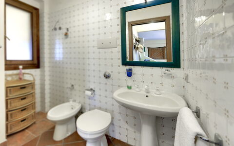 Villa Dell'ulivo: Salle De Bains, Pièce, Propriété, Design Intérieur, Mur, Robinet, Bâtiment, Armoire De Toilette, Maison, Immobilier