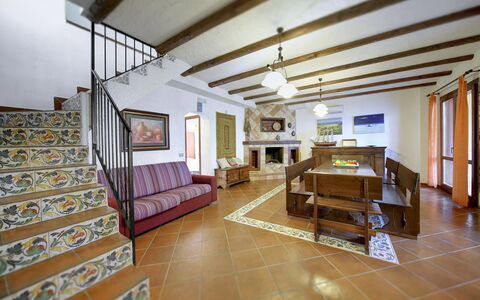 Villa Dell'ulivo: Pièce, Bâtiment, Propriété, Design Intérieur, Plafond, Salon, Sol, Meubles, Grenier, Immobilier