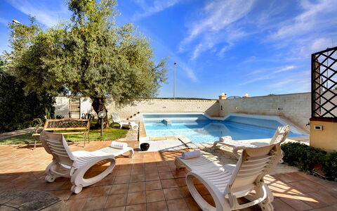 Villa Dell'ulivo: Propriété, Piscine, Maison, Immobilier, Bâtiment, Vacances, Pièce, Zone Résidentielle, Domicile, Ciel