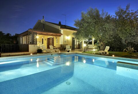 Villa Dell'ulivo: Piscine, Propriété, Domicile, Maison, Immobilier, Bâtiment, Biens, Éclairage, Villa, Loisir