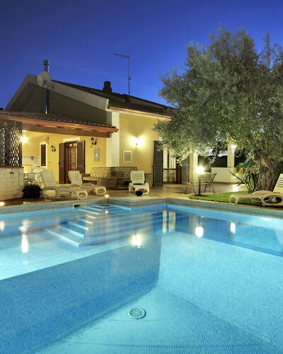 Villa Dell'ulivo: Piscine, Propriété, Domicile, Maison, Immobilier, Bâtiment, Biens, Éclairage, Villa, Loisir