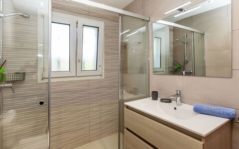Villa Nena: Design Intérieur, Sol, Salle De Bains, Luminaire Plomberie, Sol, Mur, Armoire De Toilette, Lavabo, Miroir, Bois