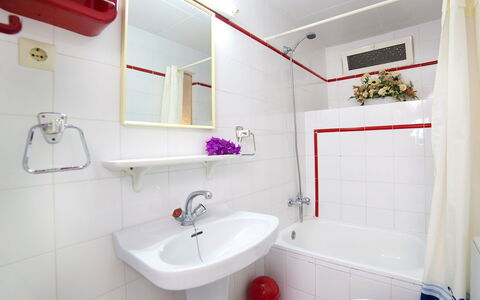 Sanne: Miroir, Robinet, Luminaire Plomberie, Évier, Lavabo, Propriété, Blanc, Salle De Bains, Violet, Vert