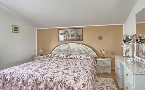 Mirjana: Chambre, Lit, Pièce, Meubles, Drap De Lit, Propriété, Literie, Cadre De Lit, Plafond, Sol