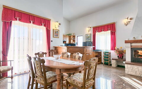 Mirjana: Pièce, Propriété, Meubles, Design Intérieur, Bâtiment, Maison, Salle À Manger, Table, Immobilier, Domicile