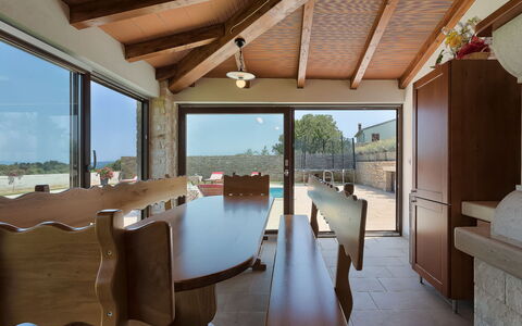 Mirjana: Propriété, Ciel, Fenêtre, Ombre, Design Intérieur, Bois, Éclairage, Architecture, Faisceau, Plante