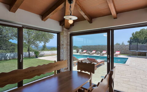 Mirjana: Propriété, Ciel, Ombre, Bois, Design Intérieur, Arbre, Architecture, Plante, Table, Chalet