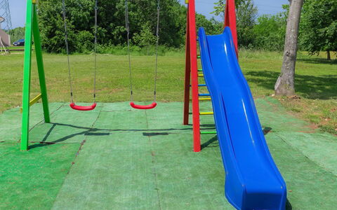 Mirjana: Ciel, Plante, Arbre, Loisirs De Plein Air, Terrain De Jeux, Chute, Herbe, Espace Public, Suppression Des Plantes Ligneuses, Loisir