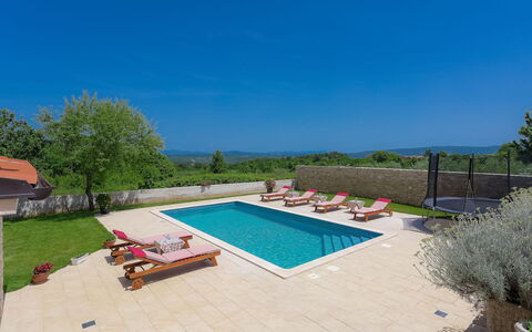 Mirjana: Plante, Ciel, Piscine, Rectangle, Bâtiment, Mobilier De Jardin, L'Eau, Ombre, Design Urbain, Arbre