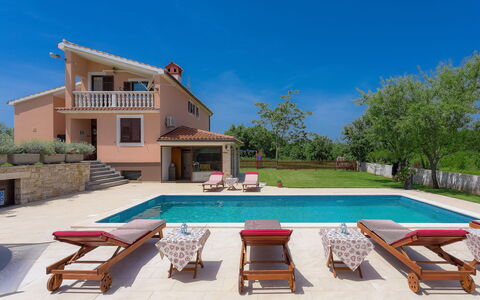 Mirjana: Plante, Ciel, L'Eau, Propriété, Piscine, Meubles, Bâtiment, Mobilier De Jardin, Arbre, Design Intérieur