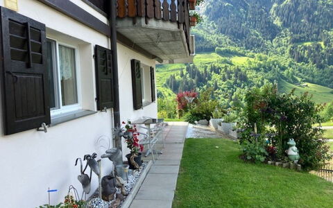 Casa Acla Caduff: Plante, Bâtiment, Propriété, Fenêtre, Pot De Fleur, Plante D'Appartement, Maison, Chalet, Design Urbain, Immobilier