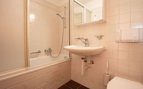Chesa Cresta: Robinet, Miroir, Évier, Luminaire Plomberie, Propriété, Lavabo, Bâtiment, Salle De Bains, Violet