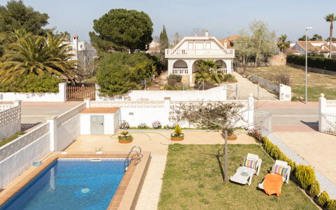 Sandra: L'Eau, Ciel, Plante, Propriété, Arbre, Bâtiment, Design Urbain, Piscine, Loisir, Herbe