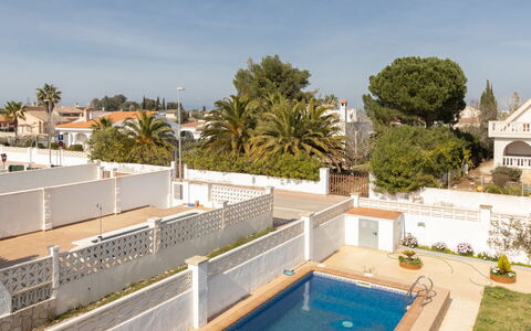 Sandra: Ciel, Jour, Propriété, Plante, Bâtiment, Arbre, Nuage, Piscine, Loisir, Design Urbain