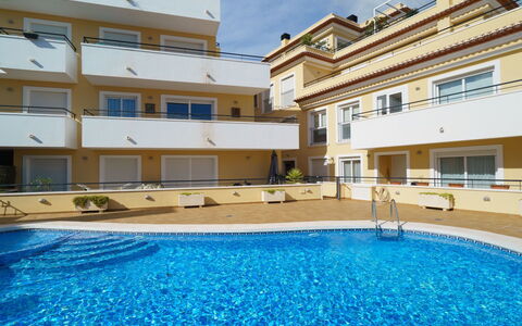 Nova Soberana: L'Eau, Bâtiment, Jour, Propriété, Fenêtre, Ciel, Bleu, Piscine, Bleu Azur, Plante