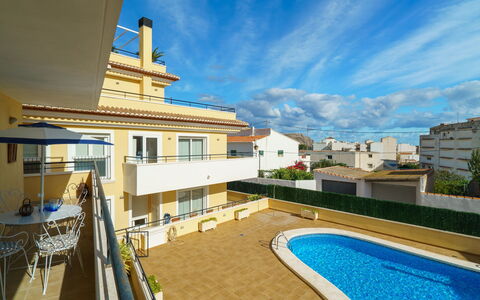 Nova Soberana: Ciel, L'Eau, Nuage, Plante, Bâtiment, Bleu, Bleu Azur, Piscine, Arbre, Fenêtre