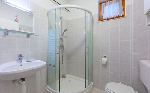 Golf Tee: Salle De Bains, Propriété, Pièce, Luminaire Plomberie, Architecture, Design Intérieur, Tuile, Porte De Douche, Robinet, Immobilier