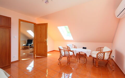 Golf Tee: Pièce, Propriété, Sol, Bâtiment, Meubles, Maison, Design Intérieur, Immobilier, Parquet, Plafond