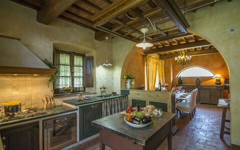 Villa Del Monte: Pièce, Propriété, Bâtiment, Comptoir, Design Intérieur, Meubles, Plafond, Faisceau, Cuisine, Maison