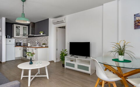Duquesa de España: Table, Meubles, Propriété, Plante, Vert, Canapé, Bois, Design Intérieur, Plante D'Appartement, Sol