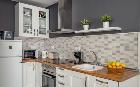 Duquesa de España: Cabinetry, Comptoir, Propriété, Évier, Blanc, Plante, Cuisinière, Bâtiment, Cuisine, Design Intérieur