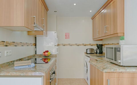 Calpe Calp 881: Cabinetry, Propriété, Comptoir, Bâtiment, Appareil De Cuisine, Cuisinière, Cuisine, Design Intérieur, Bois, Tiroir