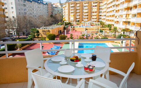 Calpe Calp 881: Table, Bâtiment, Meubles, Propriété, Ciel, Chaise, Fenêtre, Vaisselle, Design Intérieur, Mobilier De Jardin