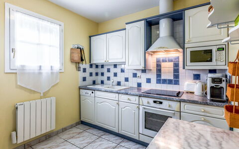 Les Grillons: Comptoir, Pièce, Propriété, Cuisine, Cabinetry, Meubles, Jaune, Bleu, Bâtiment, Tuile
