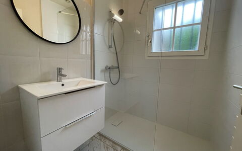Les Grillons: Sol, Sol, Design Intérieur, Luminaire Plomberie, Salle De Bains, Plomberie, Armoire De Toilette, Tuile, Composite, Pièce