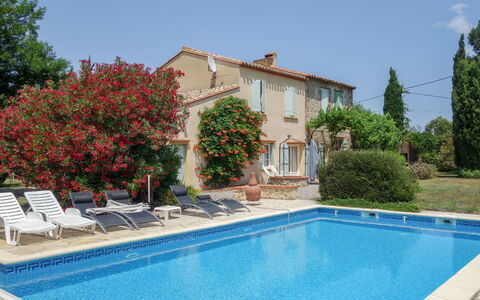 Mas Troumpill: L'Eau, Plante, Bâtiment, Propriété, Ciel, Piscine, Bleu Azur, Chaise, Architecture, Arbre