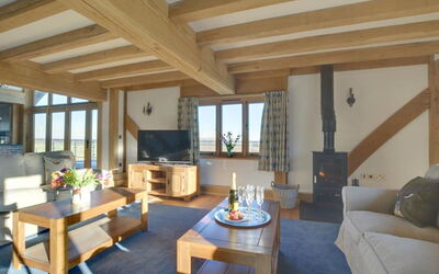 Stone Farm 800.1: Table, Meubles, Propriété, Canapé, Bois, Design Intérieur, Ombre, Fenêtre, Salon, Sol