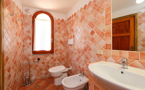 Isola Rossa 700: Salle De Bains, Pièce, Propriété, Mur, Tuile, Design Intérieur, Sol, Immobilier, Bâtiment, Maison