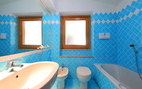 Matì: Salle De Bains, Pièce, Turquoise, Bleu, Propriété, Tuile, Luminaire Plomberie, Design Intérieur, Aqua, Bleu Azur