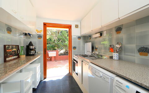 Terre Rare: Propriété, Pièce, Comptoir, Cuisine, Bâtiment, Meubles, Design Intérieur, Cabinetry, Maison, Immobilier